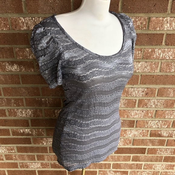 BKE Boutique Grey Patterned Lace Top size Medium - Picture 2 of 5